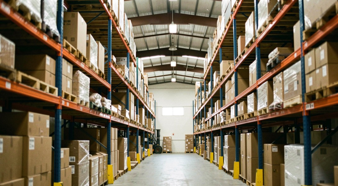 Maximise vertical storage space in low-ceiling warehouses: editorial warehouse photograph